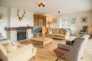 TV, fireplace, table football, stereo - Luxurious, secluded gîte with sauna, summer outdoor pool and bollard - private estate. (FINNEVAUX (Belgique))