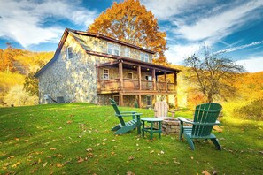 Property grounds - Life's a Beech: Charming 3,000sqft Cabin with Hot Tub, Fire Pit + Game Room! (Banner Elk)