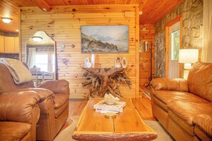 Smart TV, fireplace - Life's a Beech: Charming 3,000sqft Cabin with Hot Tub, Fire Pit + Game Room! (Banner Elk)