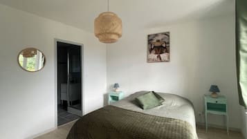 1 slaapkamer, een strijkplank/strijkijzer, reisbedje, gratis wifi