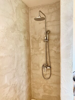 Towels, soap, toilet paper - Charming Provencal house with terrace (Saint-Rémy-de-Provence)