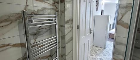 Studio | Bathroom | Shower, hair dryer, towels