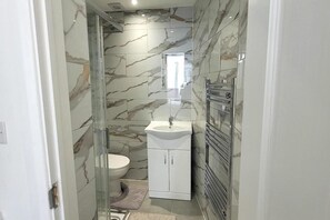 Douche, sèche-cheveux, serviettes fournies