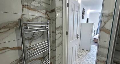 Tranquil Studio Retreat With Free Parking