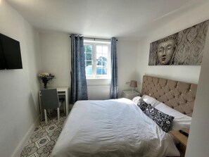 Iron/ironing board, free WiFi, bed sheets - Tranquil Studio Retreat With Free Parking (Ruislip)