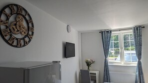 Studio | Interior - Tranquil Studio Retreat With Free Parking (Ruislip)