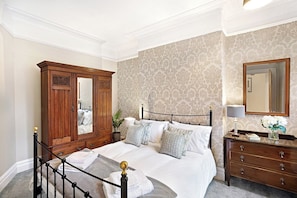 1 bedroom, iron/ironing board, WiFi, bed sheets - The Stanley Suite -1 bedroom apt, Harrogate. Free Parking. Garden. Dog Friendly. (Harrogate)