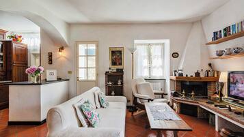 House, Garden View | Living area | 35-inch TV with digital channels, fireplace