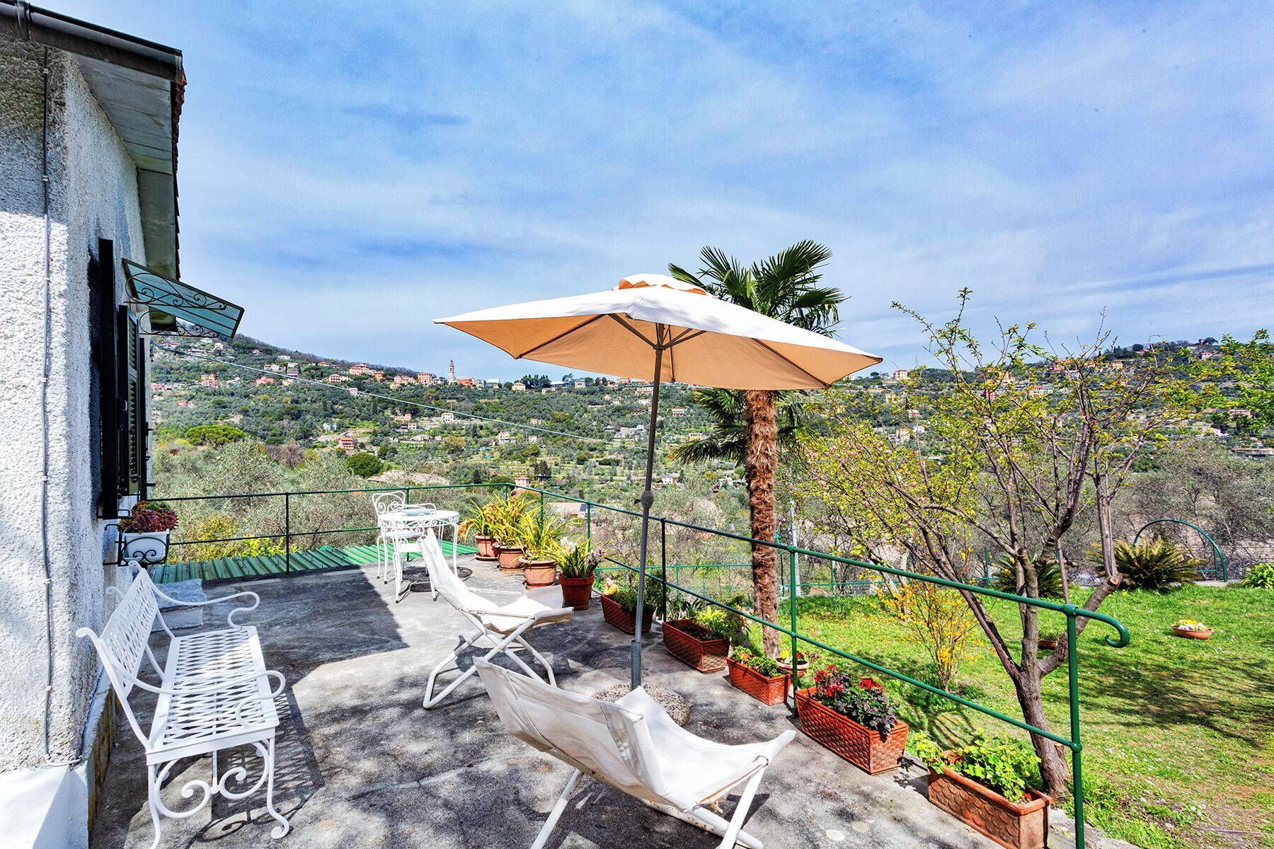 Hus, hageutsikt | Terrasse/patio