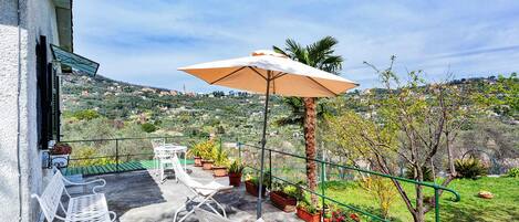 Hus, hageutsikt | Terrasse/patio