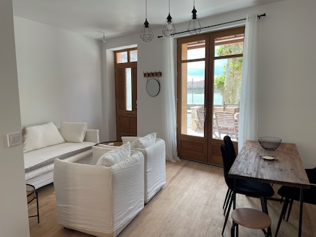 Living area. La Batellerie, view of the Rhône
