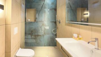 Shower, hair dryer, bidet, towels