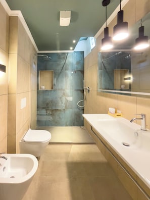 Doccia, asciugacapelli, bidet, asciugamani