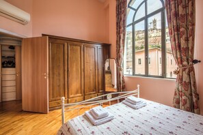 3 slaapkamers, een strijkplank/strijkijzer, reisbedje, wifi