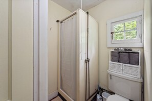 Een douche, een haardroger, handdoeken, zeep