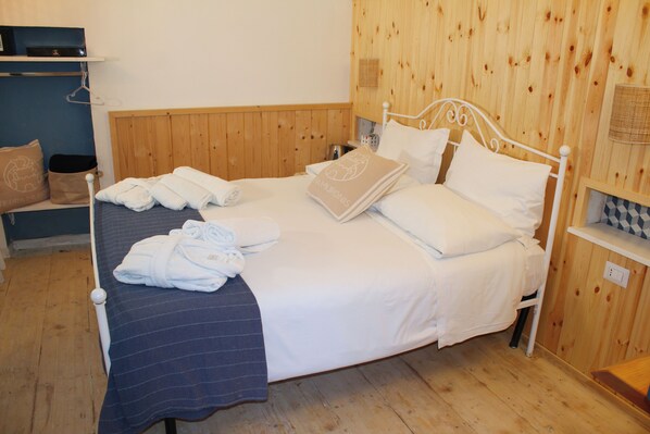 1 bedroom, WiFi, bed sheets - SMALL COMOLA (Annunziata)