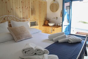 1 bedroom, WiFi, bed sheets - SMALL COMOLA (Annunziata)