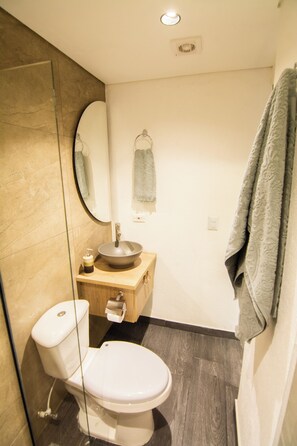 Shower, hair dryer, towels, toilet paper - Apartamento Acogedor con Balcón (Medellín)