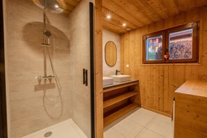 Shower, hair dryer, towels - Chalet Altitude - Panoramic view - 8 pers (Bernex)