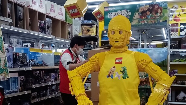 Eine LEGO-Ausstellung in einem Geschäft mit verschiedenen LEGO-Sets in Regalen.