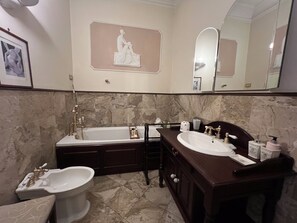 Hair dryer, bidet, towels, soap - Risorgimento @ Vatican APT (Roma)