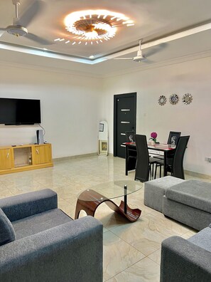 Deluxe-Apartment, 2 Schlafzimmer | Wohnbereich | 50-Zoll-LCD-Fernseher mit Digitalempfang, Streaming-Dienste