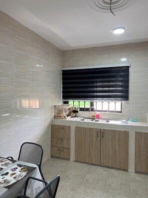 Deluxe Apartment, 2 Bedrooms | Dapur peribadi | Peti sejuk/penyejuk beku saiz penuh, ketuhar gelombang mikro 