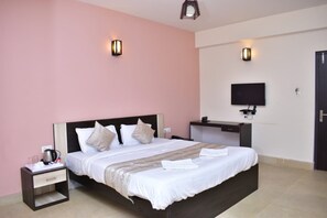 デラックス ダブルルーム シティビュー | WiFi (無料)、ベッドシーツ