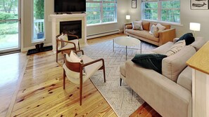 Smart TV, chimenea y libros 