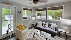 TV connectée, cheminée, livres