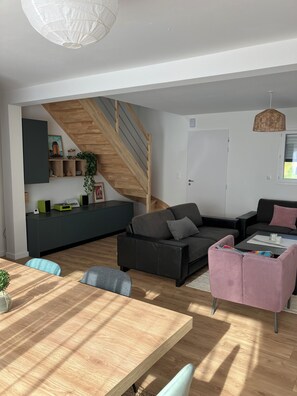 TV, fireplace, books, stereo