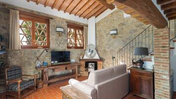 House | Living area | 32-inch flat-screen TV with cable channels, fireplace