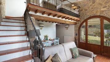 Casa | Soggiorno | TV a schermo piatto 32 pollici con canali via cavo, caminetto