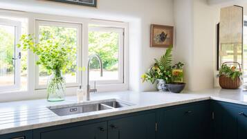 Kylskåp, ugn, spishäll och diskmaskin