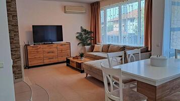 Smart TV, fireplace