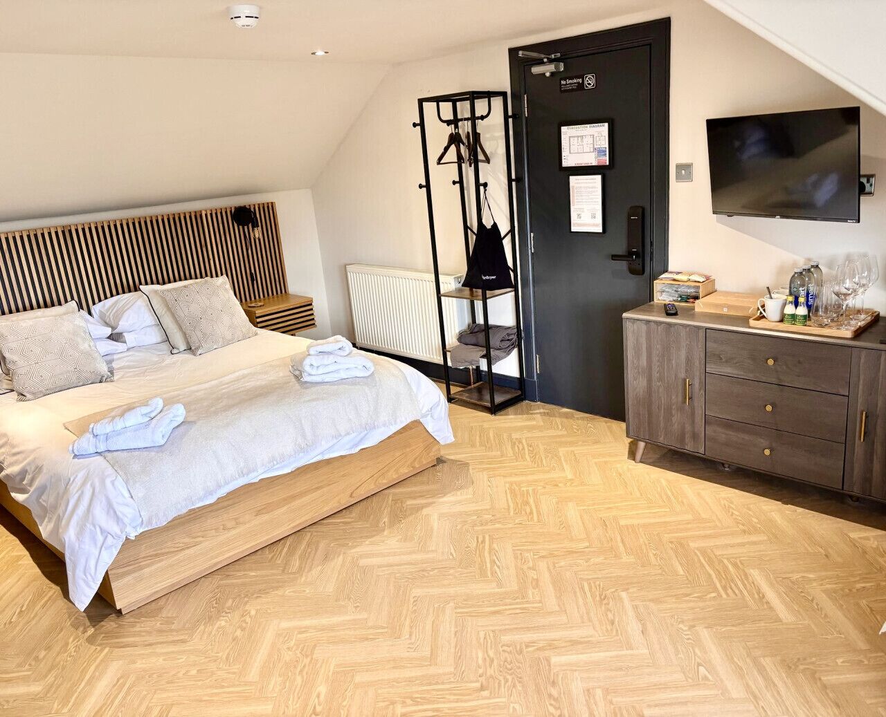 1 soverom, skrivebord, strykejern/-brett og wi-fi (inkludert)