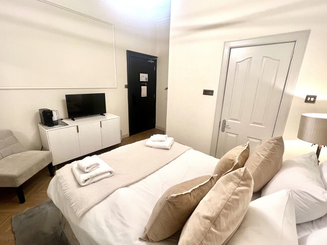 1 dormitorio, escritorio, tabla de planchar con plancha y wifi gratis