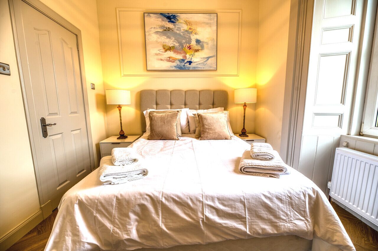 1 soverom, skrivebord, strykejern/-brett og wi-fi (inkludert)