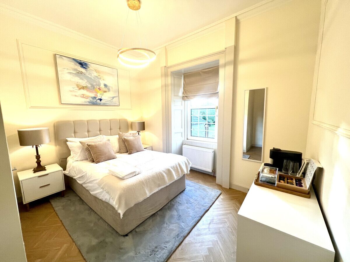 1 室のベッドルーム、デスク、アイロン / アイロン台、WiFi (無料)