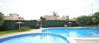 Beautiful penthouse with sea views, swimming pool, garage.