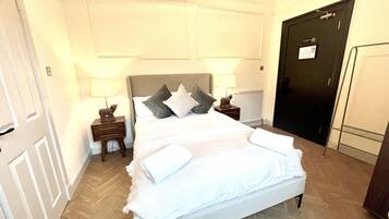 1 soverom, skrivebord, strykejern/-brett og wi-fi (inkludert)