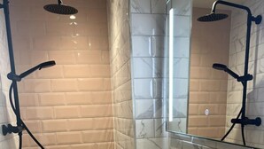 A bathroom with a shower, a sink, and a mirror. - 'Mac' in ApartNest ApartHotel (Auchterarder)