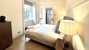 1 bedroom, desk, iron/ironing board, WiFi (free) - 'Mac' in ApartNest ApartHotel (Auchterarder)
