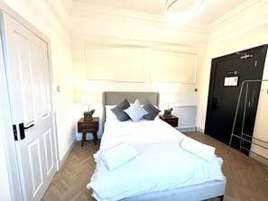 1 bedroom, desk, iron/ironing board, free WiFi - 'Mac' in Allandale ApartHotel (Auchterarder)