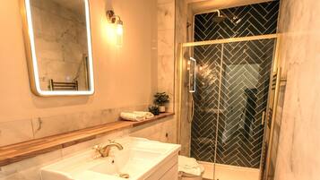 Hårføner og håndklær