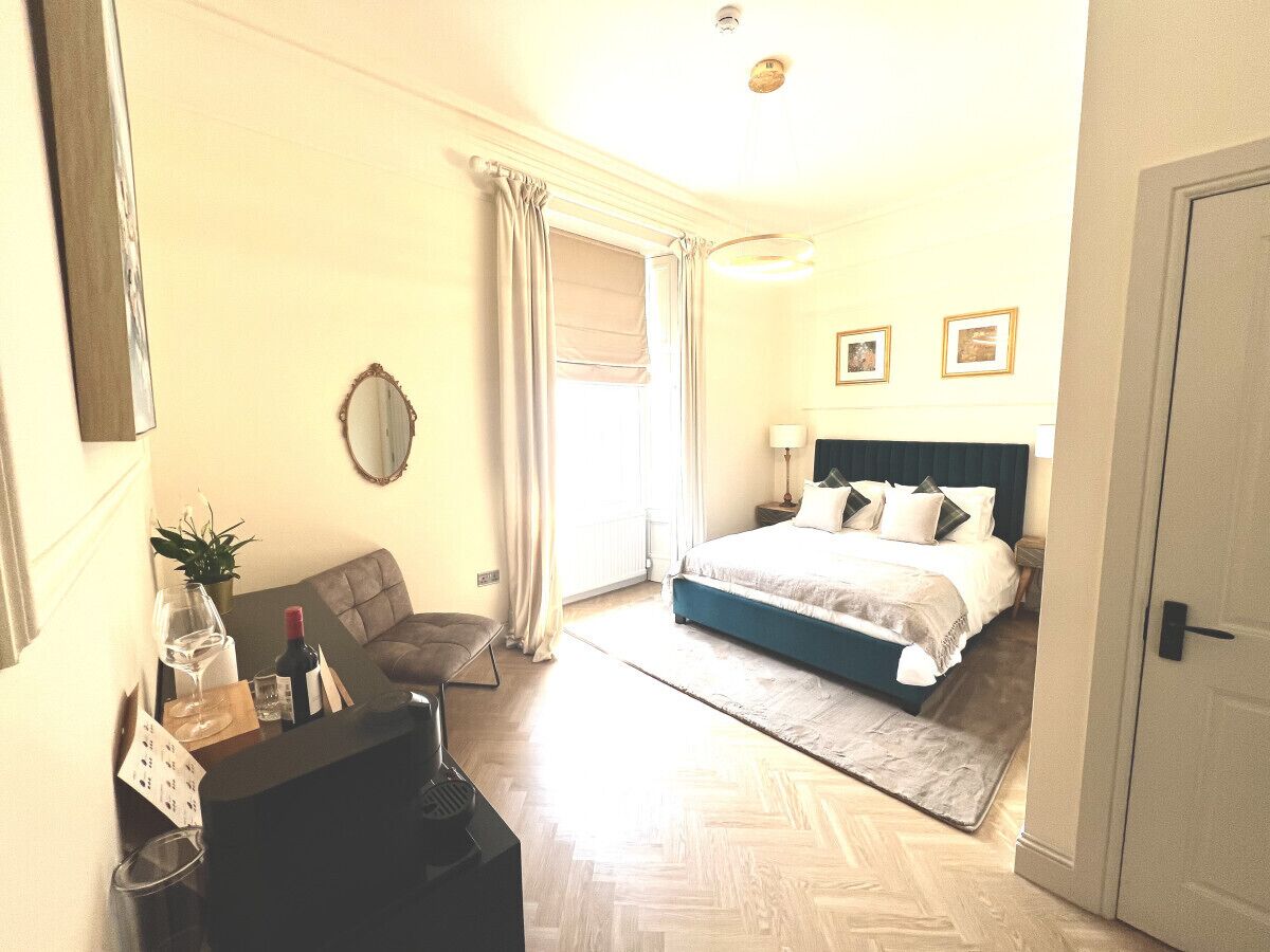 1 soverom, skrivebord, strykejern/-brett og wi-fi (inkludert)