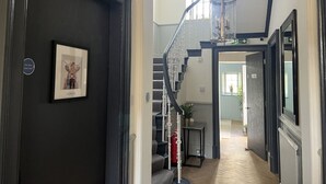 Eine Treppe mit schwarzer Geländer, die zu einer zweiten Etage führt.