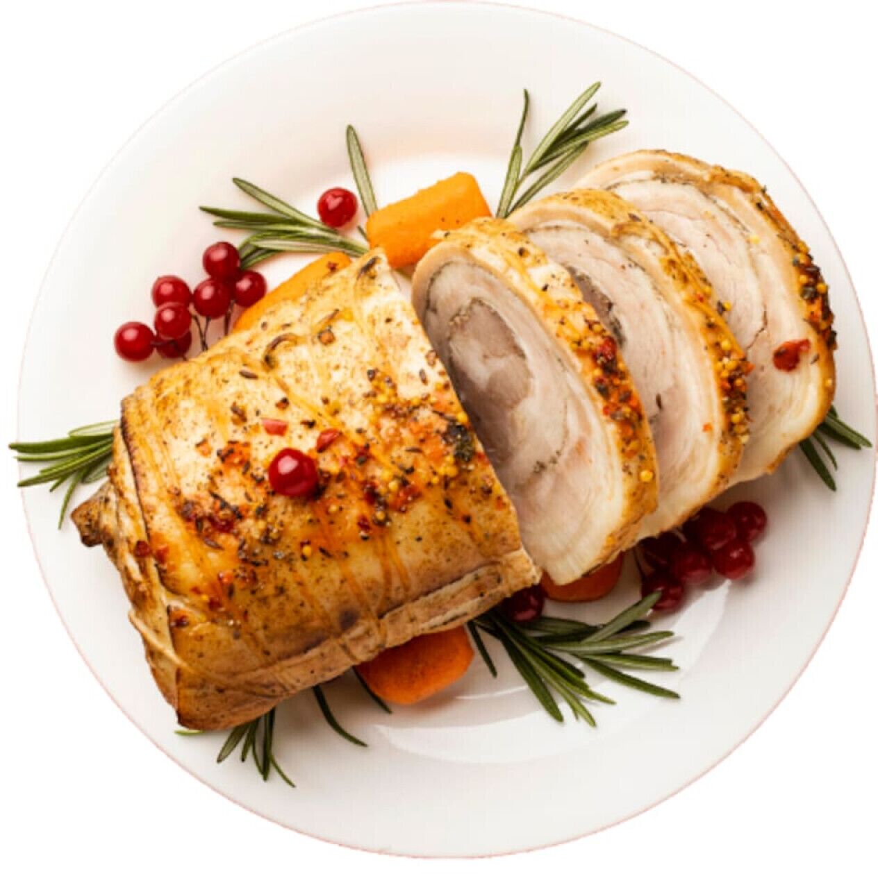 Ein gebratenes Truthahnfilet mit geschnittenem Fleisch auf einem Teller, dekoriert mit Kräutern und Beeren.