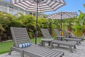 Terrace/patio - NEW 4 bed 3 bath, heated pool, golf cart block from beach (Indian Rocks Beach)