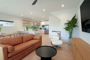 Smart TV, ping pong - NEW 4 bed 3 bath, heated pool, golf cart block from beach (Indian Rocks Beach)